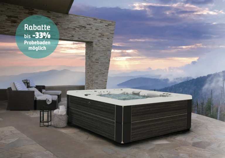 Outdoor-Whirlpool von HotSpring auf einer Panorama-Terrasse in den Bergen bei Sonnenuntergang, mit Lounge-Möbeln und Hinweis auf Hausmessen-Rabatte bis −33 % – HotSpring