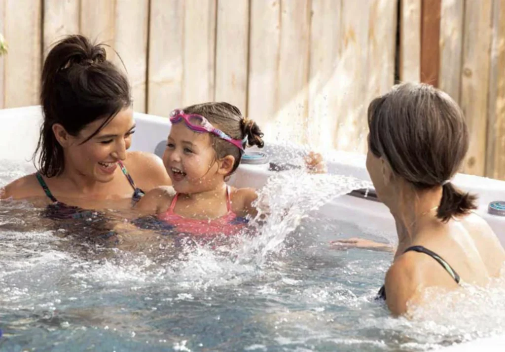 Whirlpool Lifestyle-Szene mit spielendem Kind im warmen Wasser – HotSpring
